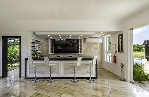 Amazing Private Villa with Chef & Maids
