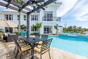 Amazing Private Villa with Chef & Maids