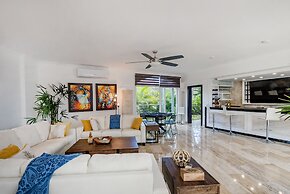 Amazing Private Villa with Chef & Maids