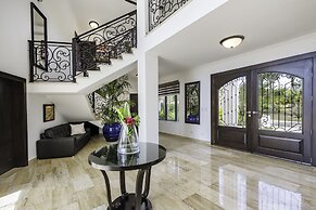 Amazing Private Villa with Chef & Maids