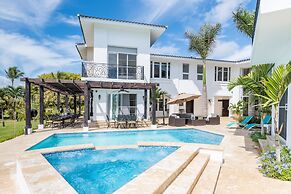 Amazing Private Villa with Chef & Maids