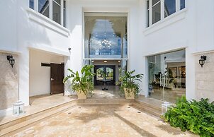 Amazing Private Villa with Chef & Maids