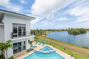 Amazing Private Villa with Chef & Maids