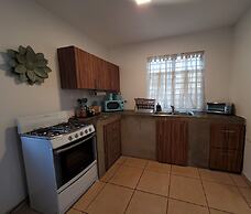 Comfy apartment 8 minute walk from beach