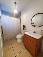 Comfy apartment 8 minute walk from beach