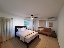 Comfy apartment 8 minute walk from beach