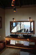 Lions Bluff Lodge