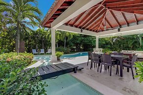 Beautiful Villa with Pool Gym and Maid