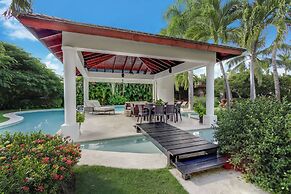 Beautiful Villa with Pool Gym and Maid