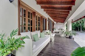 Beautiful Villa with Pool Gym and Maid
