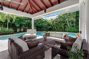 Beautiful Villa with Pool Gym and Maid