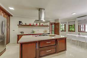 Beautiful Villa with Pool Gym and Maid
