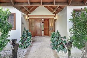Beautiful Villa with Pool Gym and Maid