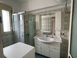 CENTER RESIDENCE