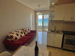 CENTER RESIDENCE
