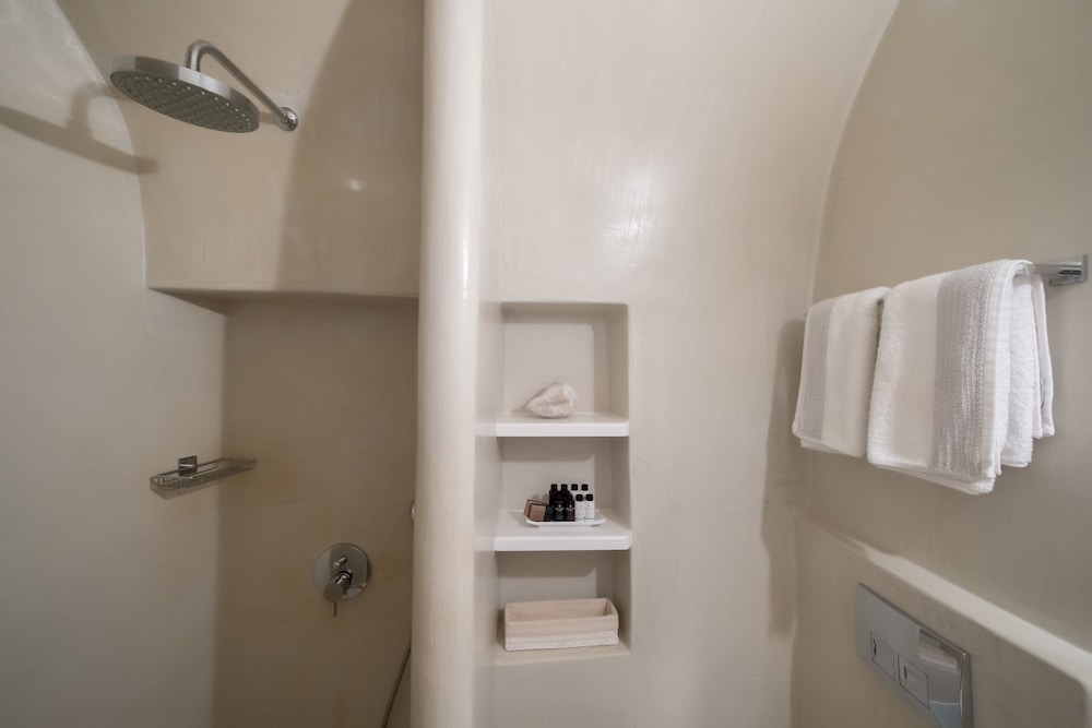 Anemos Cave Suites