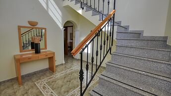 8-bed Villa in Vilamoura-sleeps-playground-pool