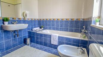 8-bed Villa in Vilamoura-sleeps-playground-pool