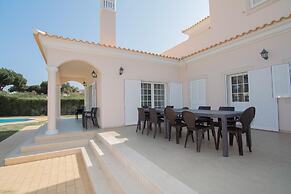 8-bed Villa in Vilamoura-sleeps-playground-pool