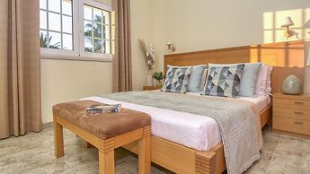 8-bed Villa in Vilamoura-sleeps-playground-pool