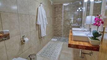 8-bed Villa in Vilamoura-sleeps-playground-pool