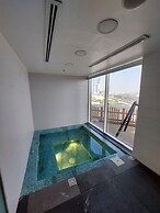 Brand New Modern Studio, Burj Khalifa View Pool
