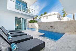 Luxury beachfront villa in Los Corales