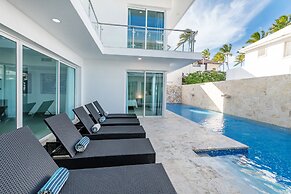Luxury beachfront villa in Los Corales