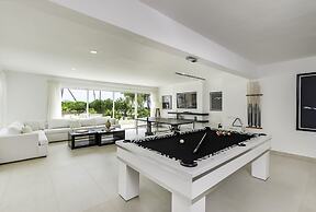Luxury beachfront villa in Los Corales