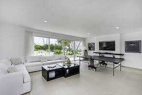 Luxury beachfront villa in Los Corales