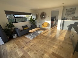 Maygrove Retreat - Sleeps 2 - Jacuzzi & Boat Hire