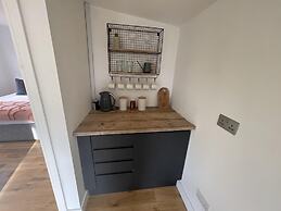 Maygrove Retreat - Sleeps 2 - Jacuzzi & Boat Hire