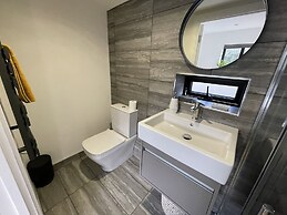 Maygrove Retreat - Sleeps 2 - Jacuzzi & Boat Hire