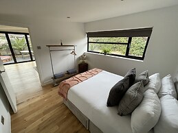 Maygrove Retreat - Sleeps 2 - Jacuzzi & Boat Hire
