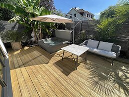 Maygrove Retreat - Sleeps 2 - Jacuzzi & Boat Hire