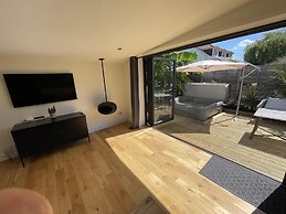 Maygrove Retreat - Sleeps 2 - Jacuzzi & Boat Hire