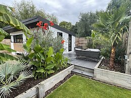 Maygrove Retreat - Sleeps 2 - Jacuzzi & Boat Hire