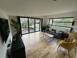 Maygrove Retreat - Sleeps 2 - Jacuzzi & Boat Hire