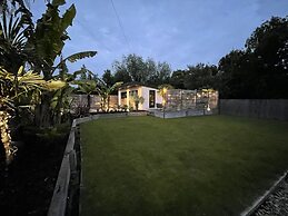 Maygrove Retreat - Sleeps 2 - Jacuzzi & Boat Hire