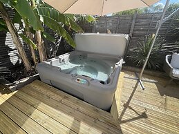 Maygrove Retreat - Sleeps 2 - Jacuzzi & Boat Hire