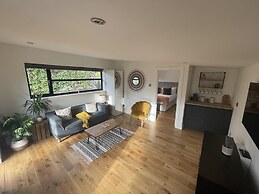Maygrove Retreat - Sleeps 2 - Jacuzzi & Boat Hire