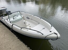 Maygrove Retreat - Sleeps 2 - Jacuzzi & Boat Hire