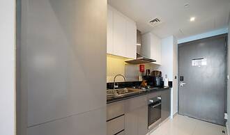 Sleek Studio in Privé with Stunning Canal View