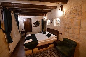 Shadow Cave House
