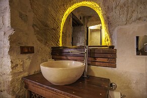 Shadow Cave House