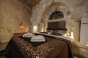 Shadow Cave House