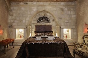 Shadow Cave House