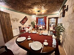 Shadow Cave House