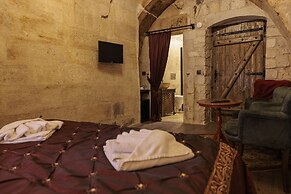 Shadow Cave House