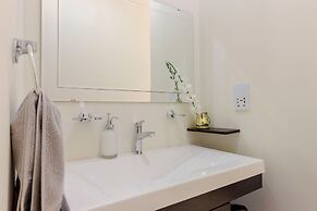 Breezy & Bright Full Apartment